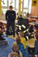20180321213639_ViewImage (2): Základní školu v Žehušicích navštívil spolu s hasiči i dráček Hasík